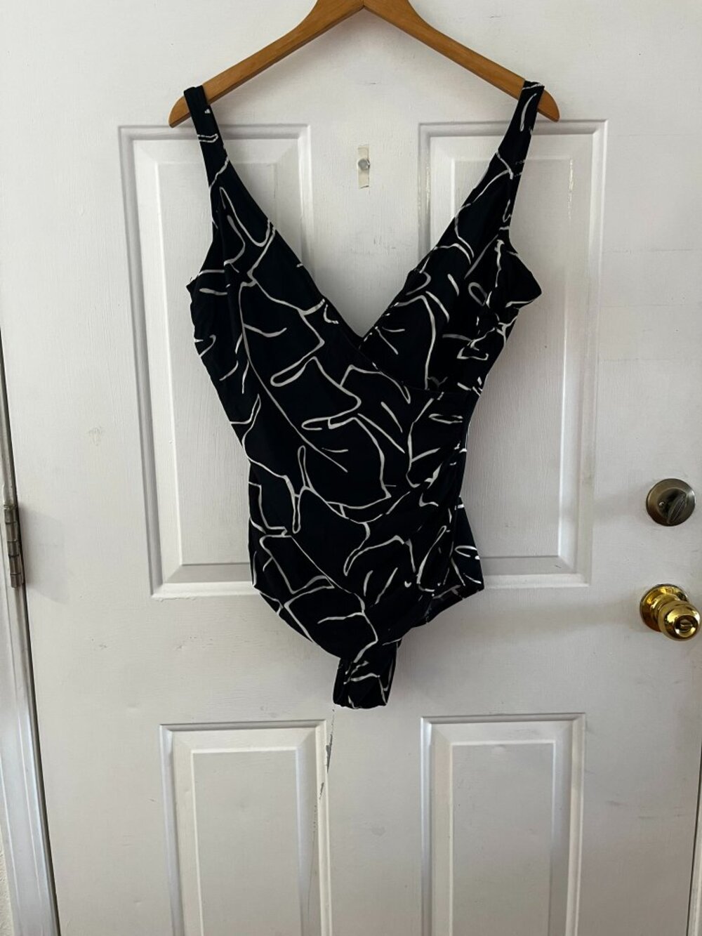MiracleSuit Woman's Plus-Size Black Escape Padded Bra One-Piece Swimsuit Sz 18 - Picture 9 of 10